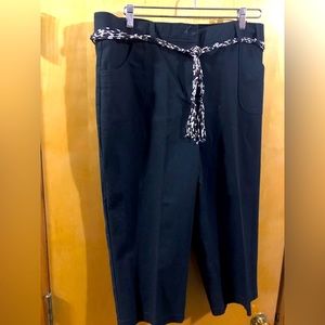 Women’s size 18 capris with animal print removable tie belt. Deep front pockets.
